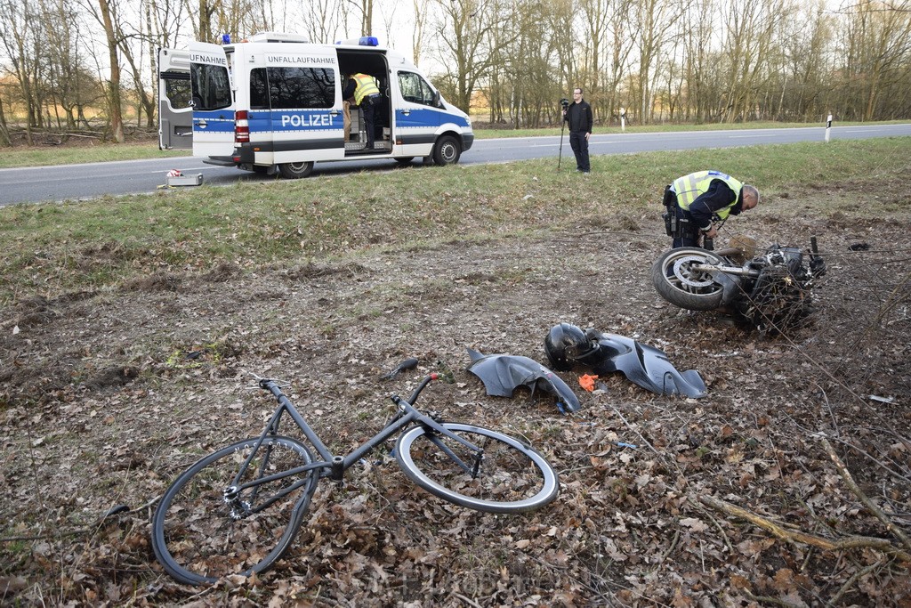 Schwerer VU Krad Fahrrad Koeln Porz Alte Koelnerstr P241.JPG - Miklos Laubert